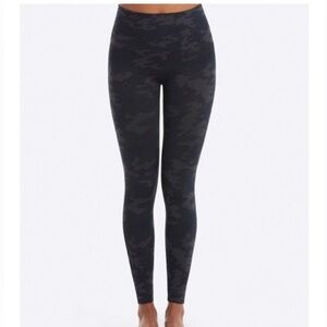 Spanx Look At Me Now Seamless Camo Leggings